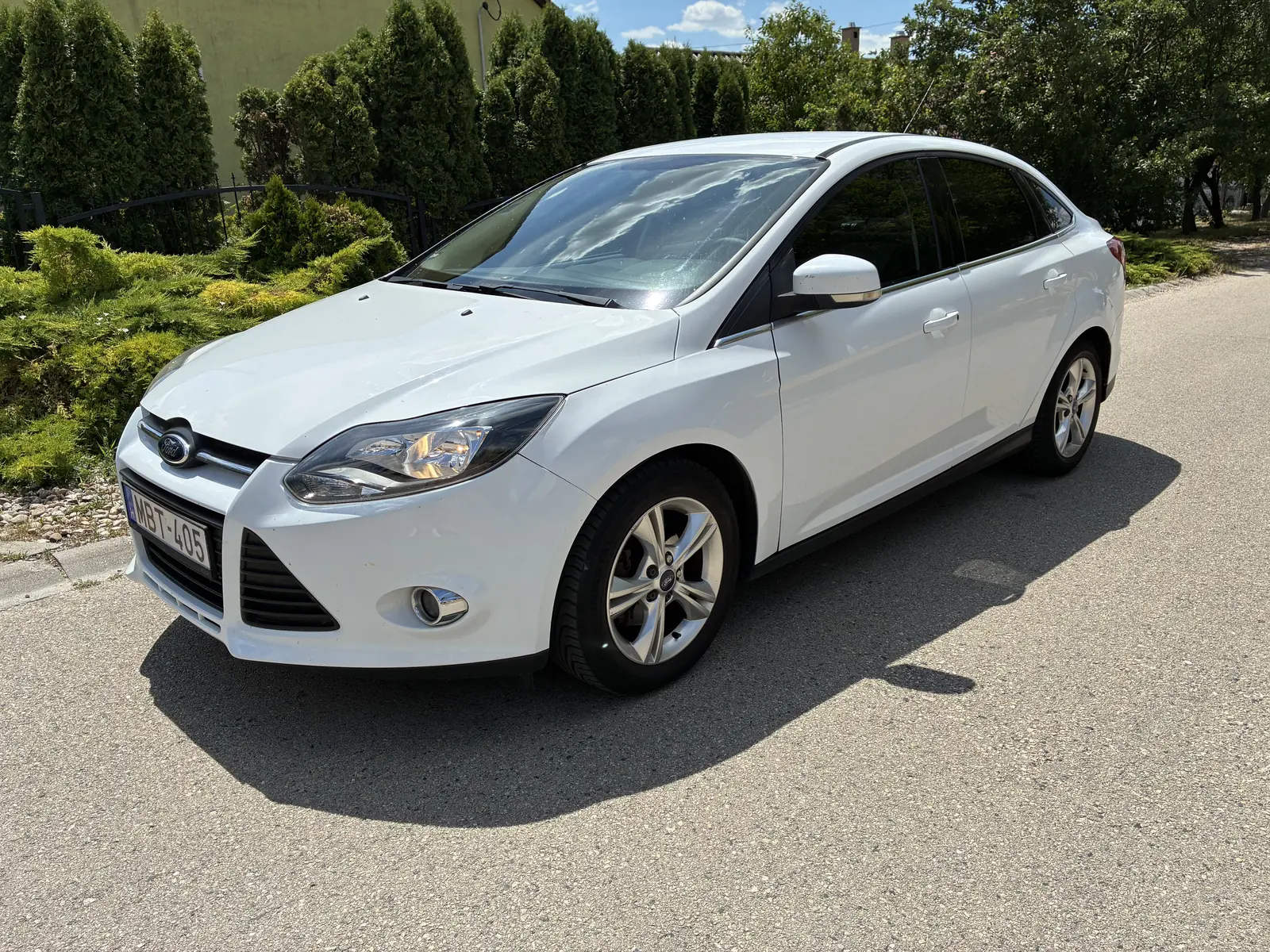 Fehér Ford Focus bérautó munkatársak munkába járásához