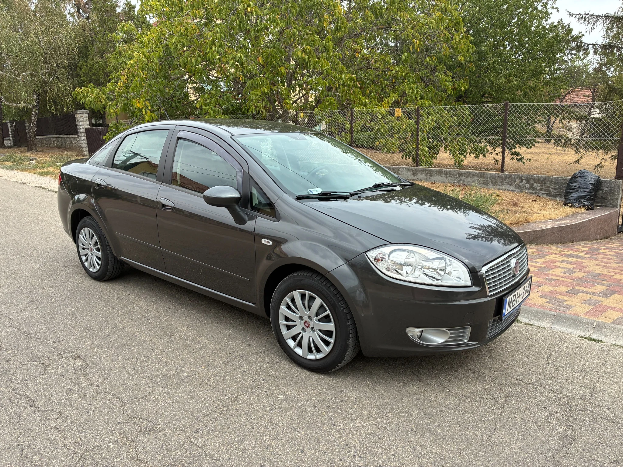 Szürke Fiat Linea sedan bérautó