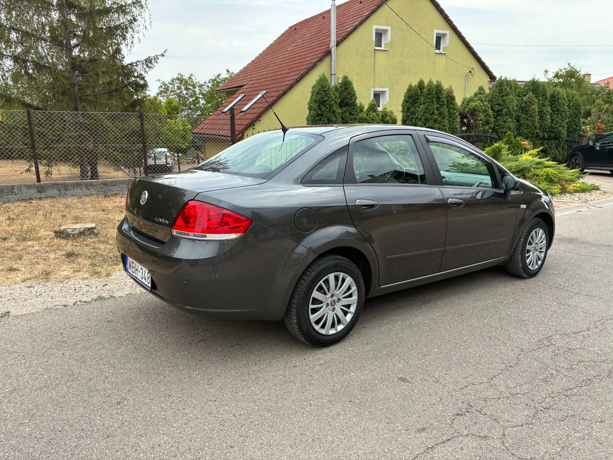 Fiat Linea sedan hátul